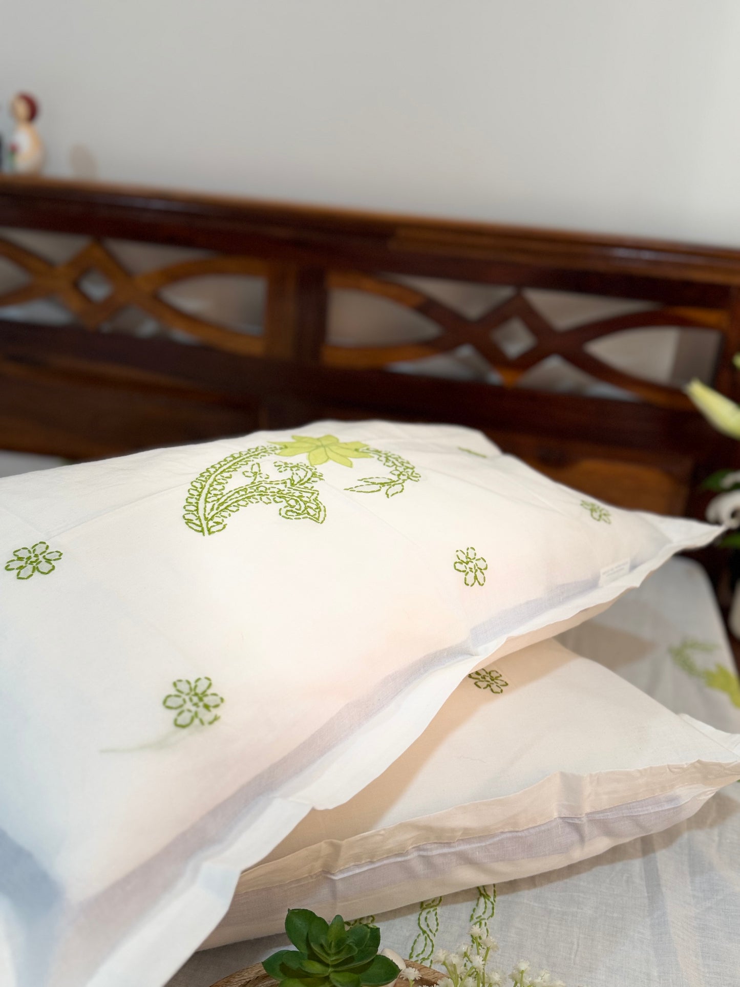 Zohra - King Size Chikankari Bedsheet 100% Mulmul Cotton